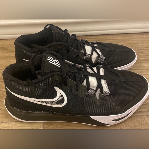 NWOT Nike Kyrie Flytrap6  Size 9
DM1125-001 - Picture 6 of 12